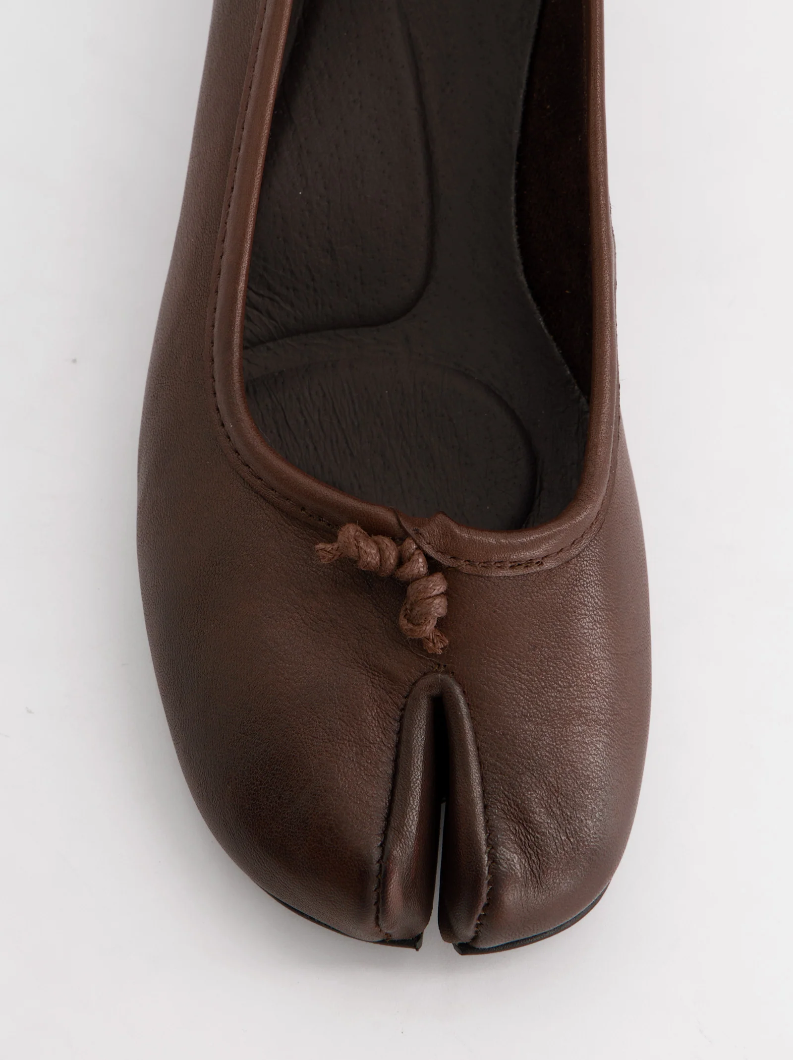 Bailarinas tabi con tacón bajo marrón - Kala - Image 4