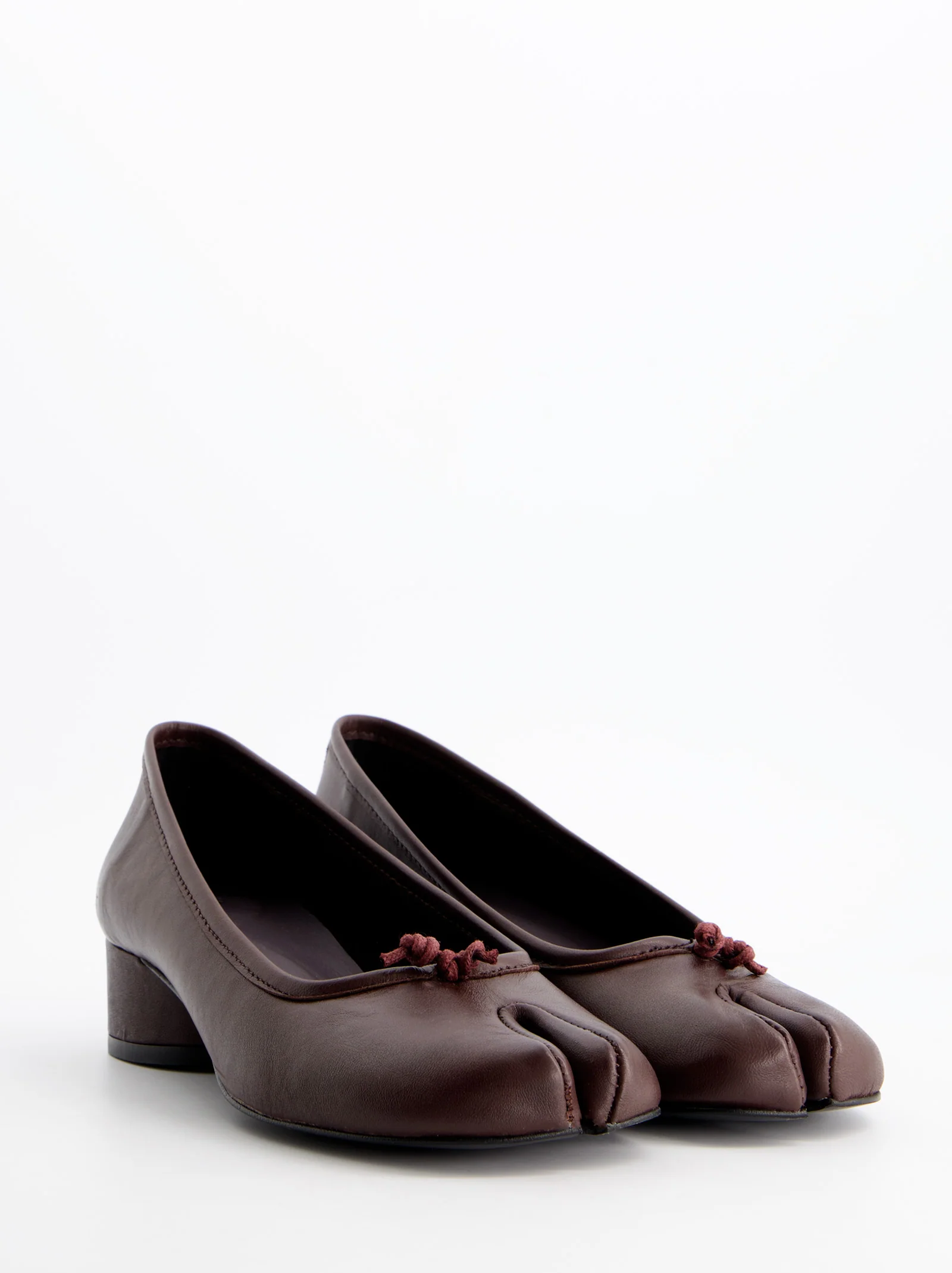 Bailarinas tabi con tacón bajo burdeos - Kala - Image 4