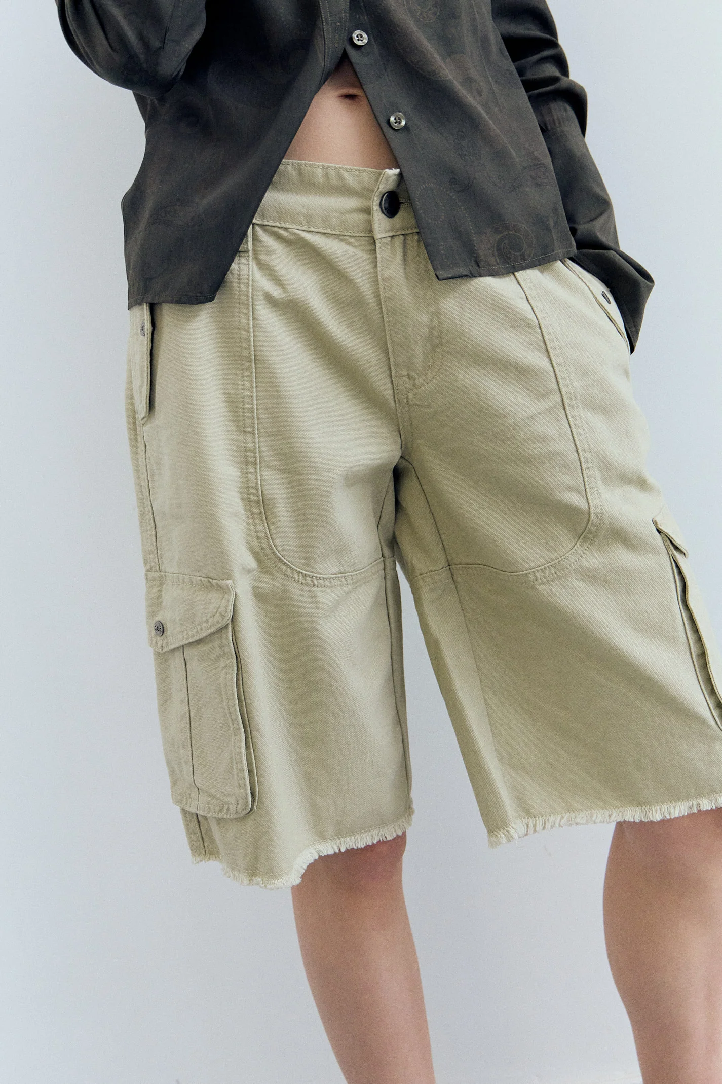 Bermuda beige cargo con bolsillos - Bruce
