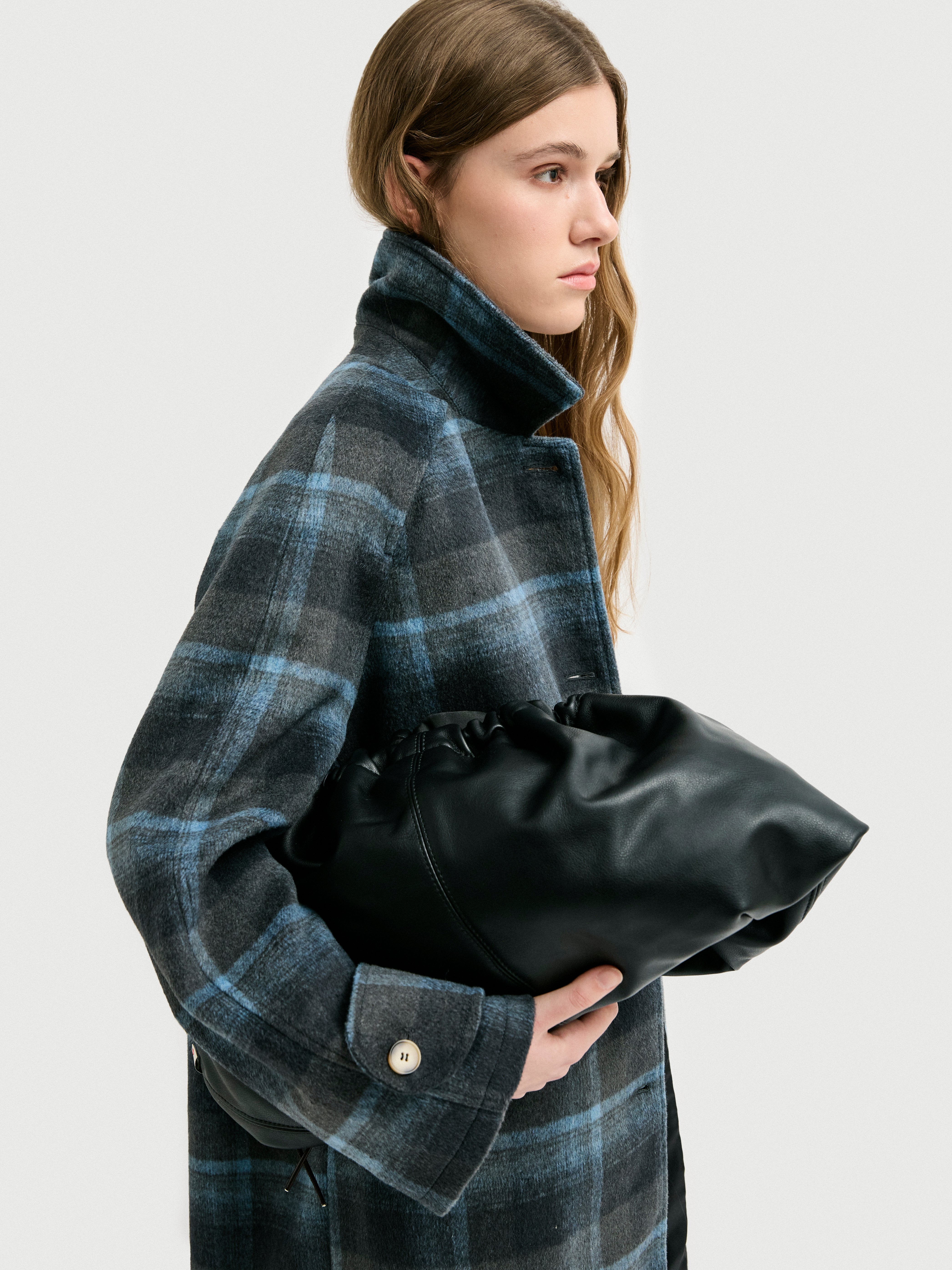 Bolso negro fruncido efecto piel - Bolor - Image 2