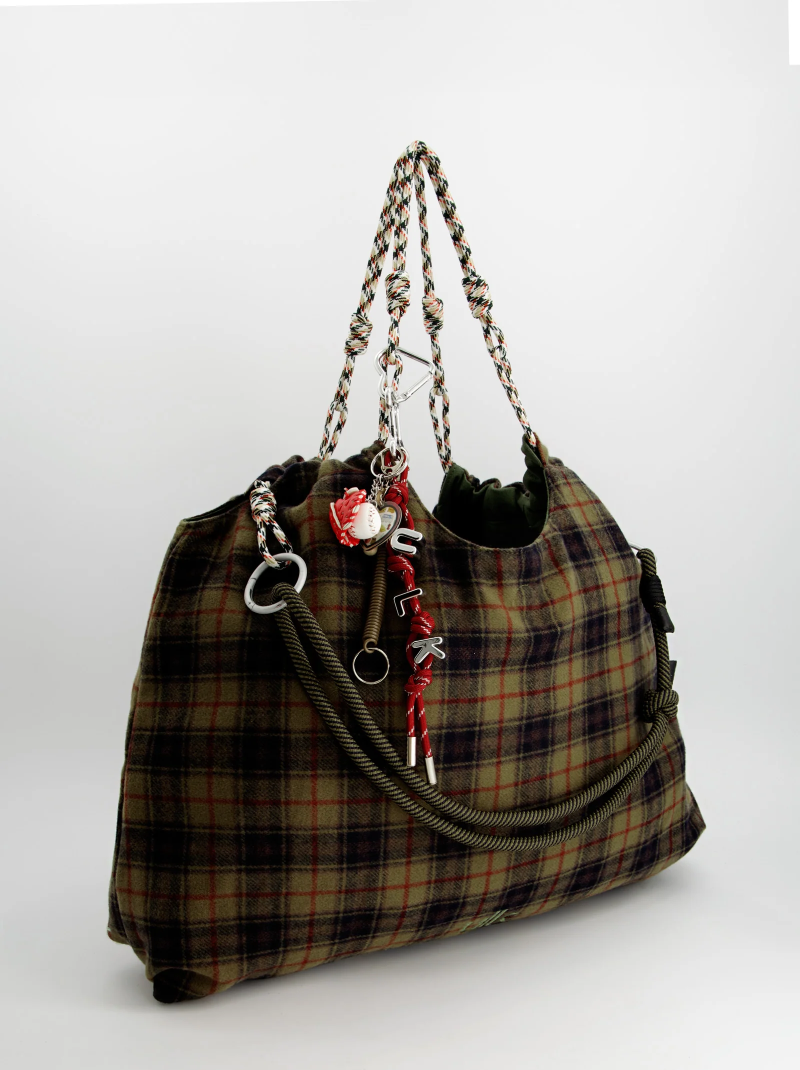 Bolso tote a cuadros con charms - ULK Rever - Image 3