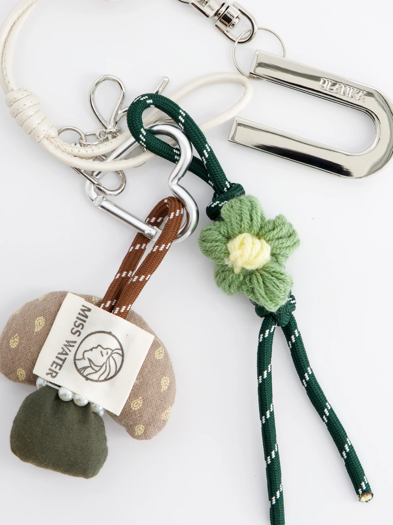 Bolso tote de pelo con charms - ULK Fuzzy - Image 4