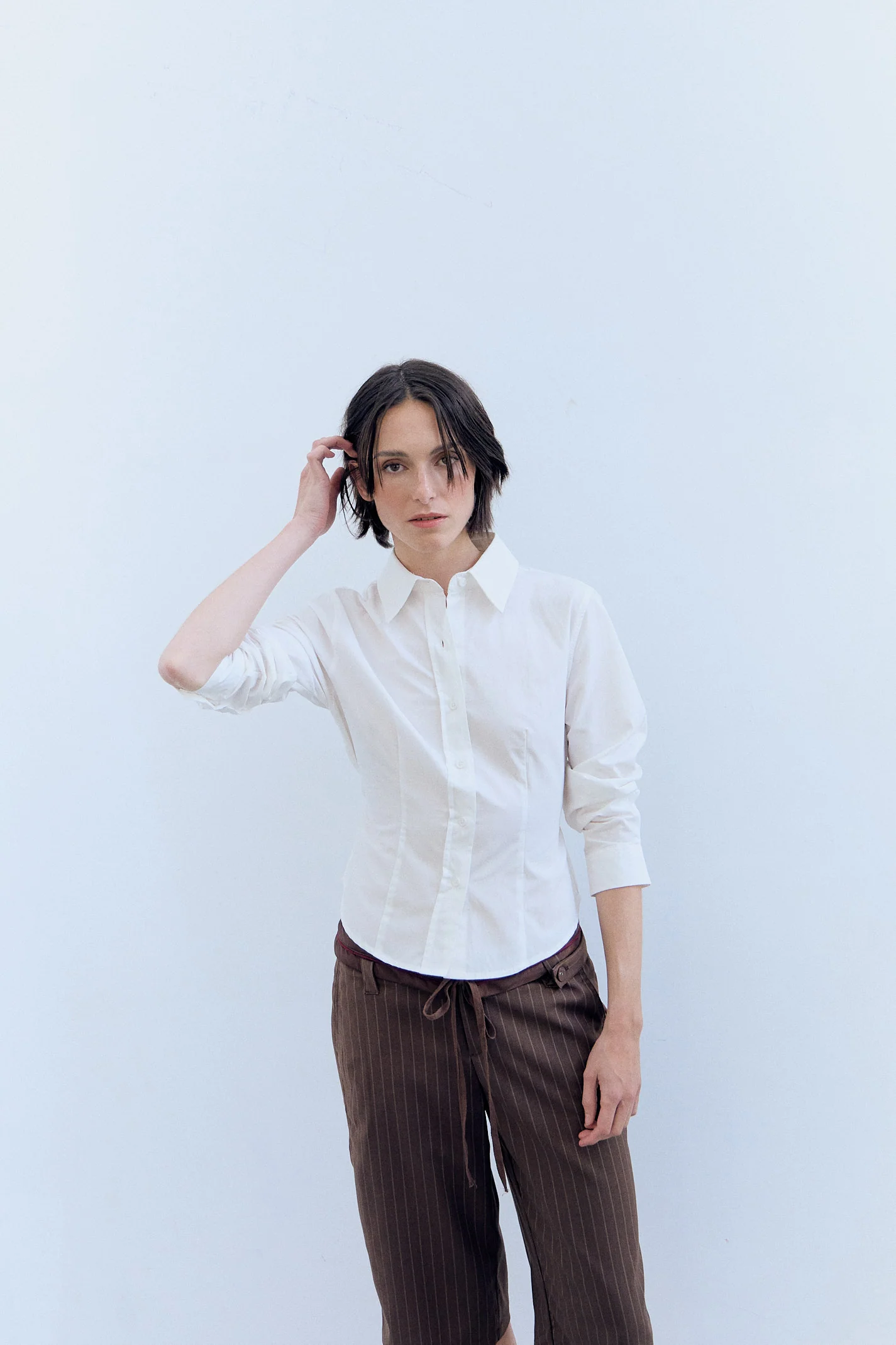 Camisa blanca con ajuste trasero - Mirae - Image 2
