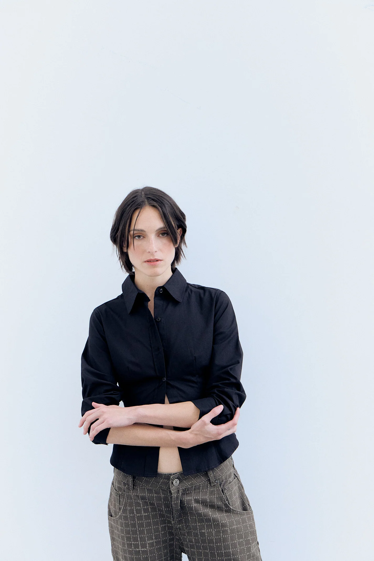 Camisa negra con ajuste trasero - Mirae - Image 3