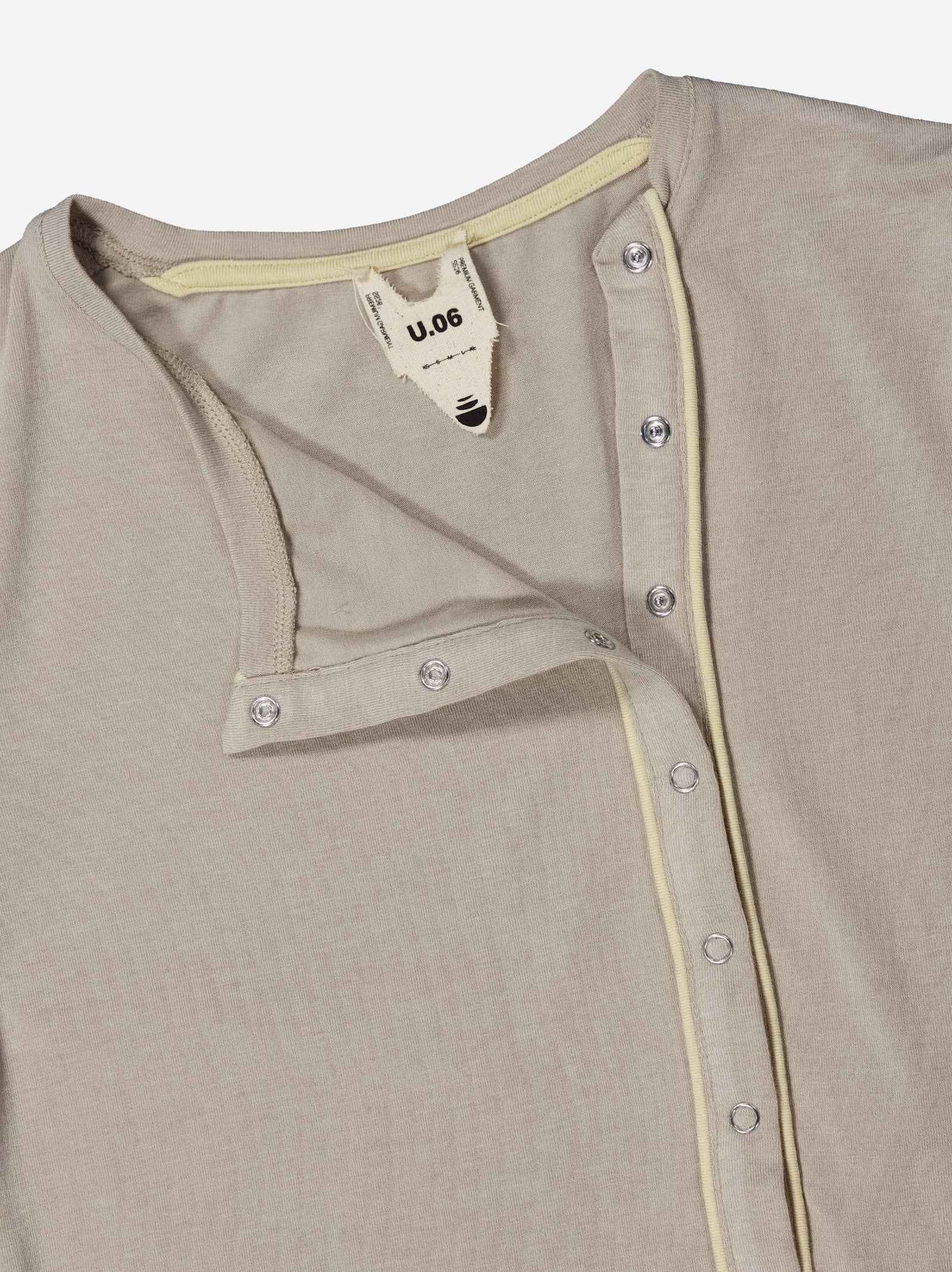 Camiseta beige con detalle de vivos en contraste - Mani - Image 4