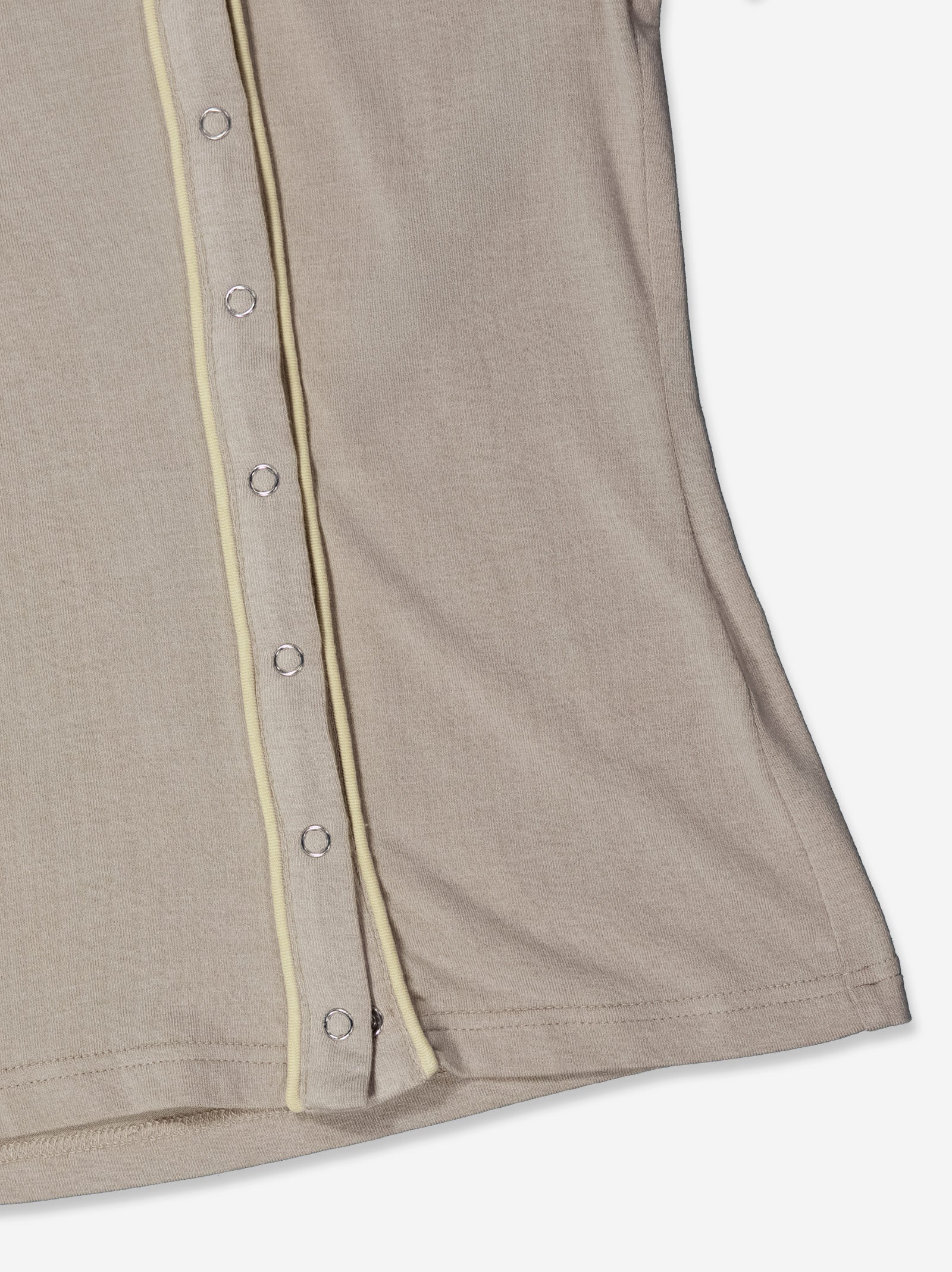 Camiseta beige con detalle de vivos en contraste - Mani - Image 7