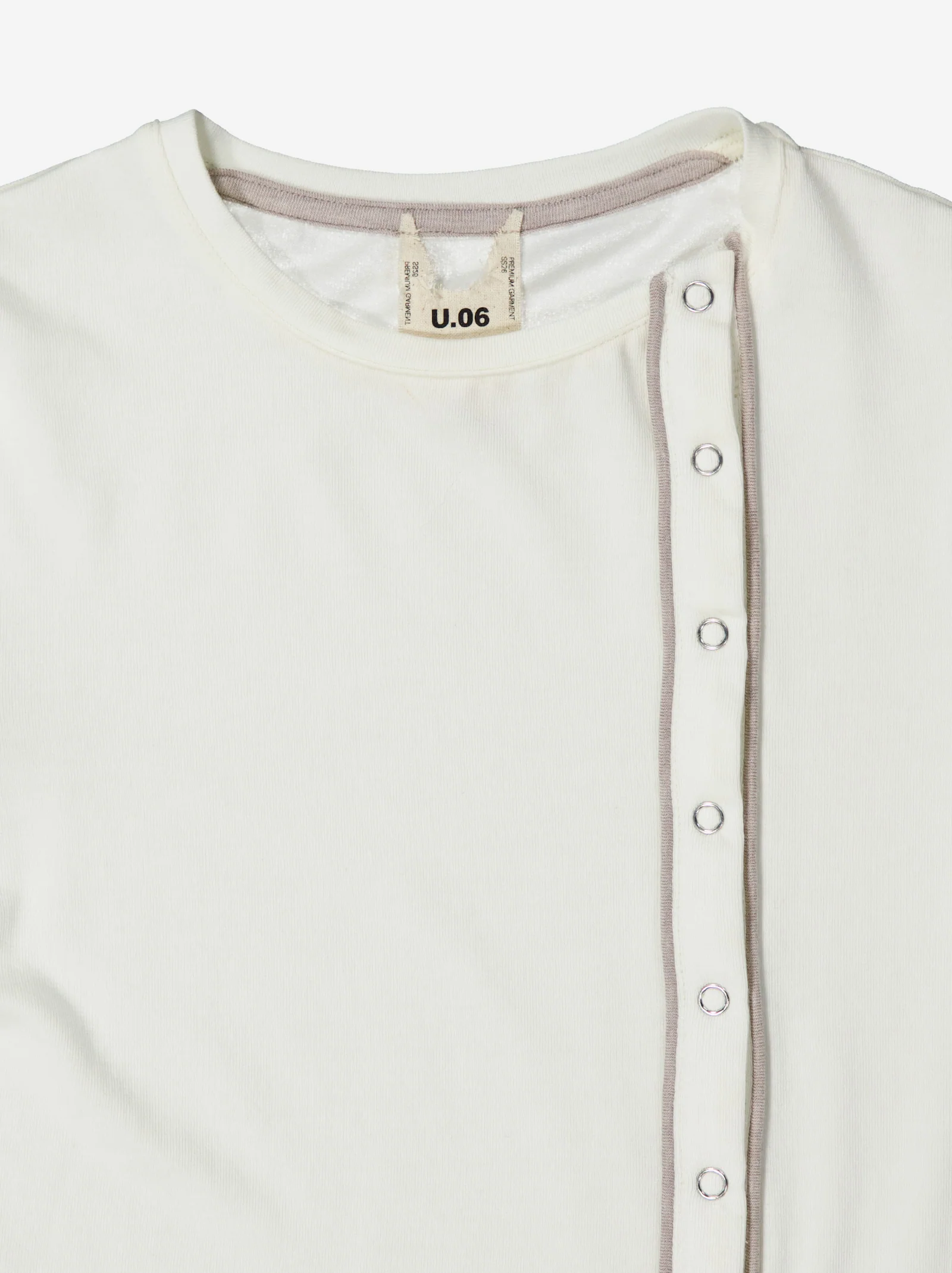Camiseta blanca con cierre frontal y detalle en contraste - Mani - Image 5
