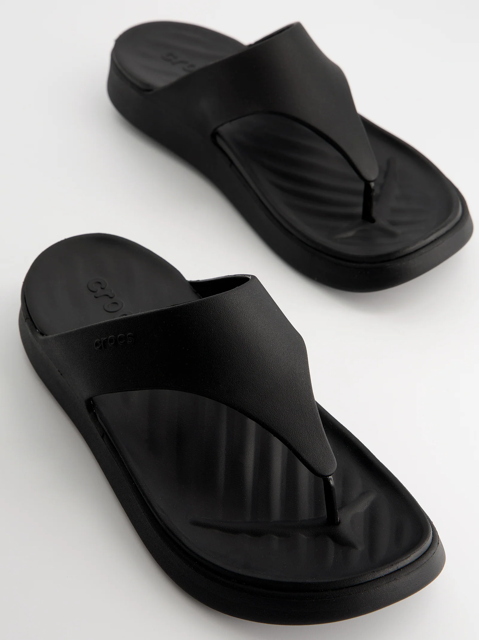 Chanclas negras de dedo tipo thong - Crocs Getaway - Image 2