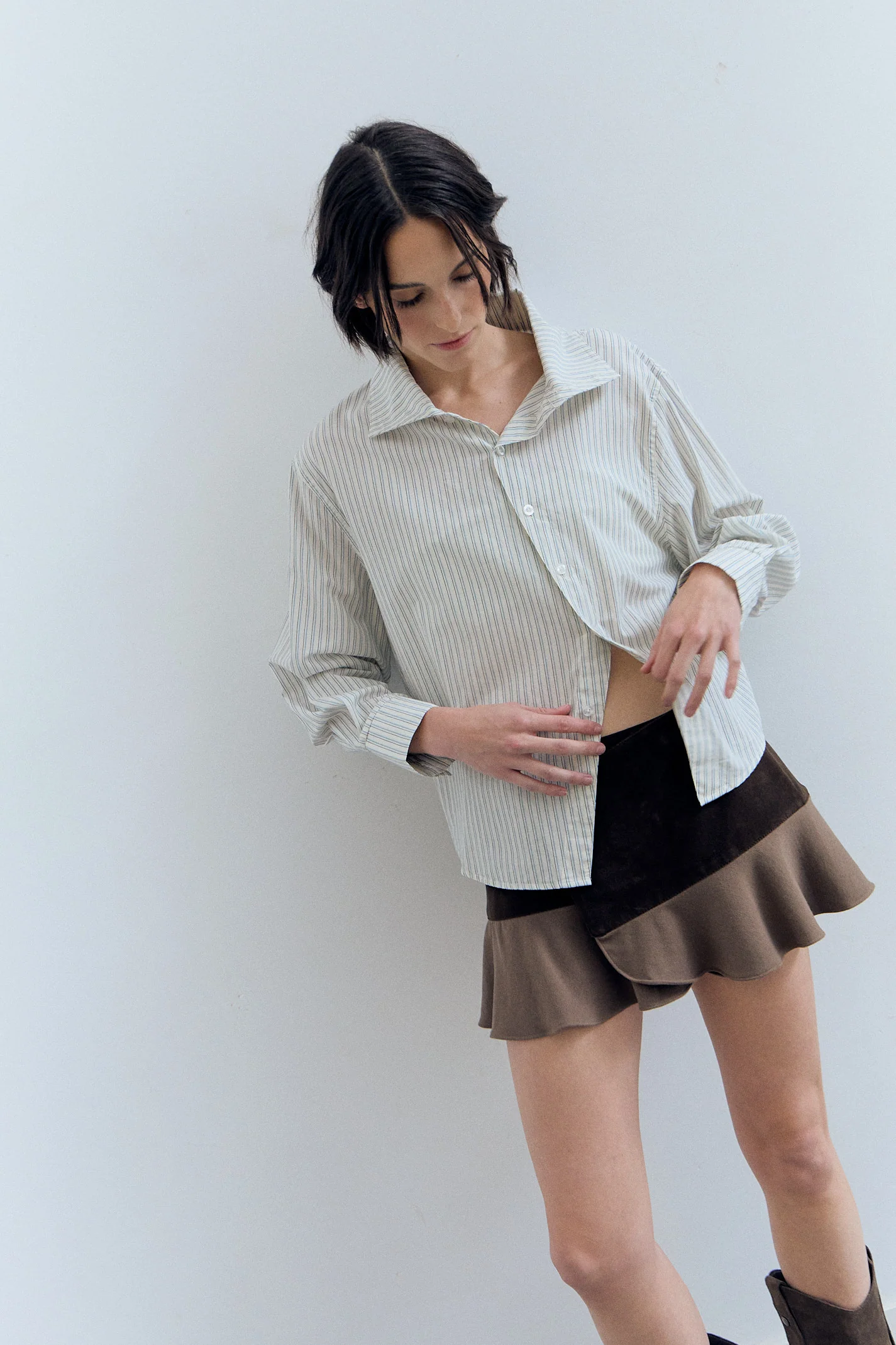 Falda mini cruzada con volantes - Liano - Image 3