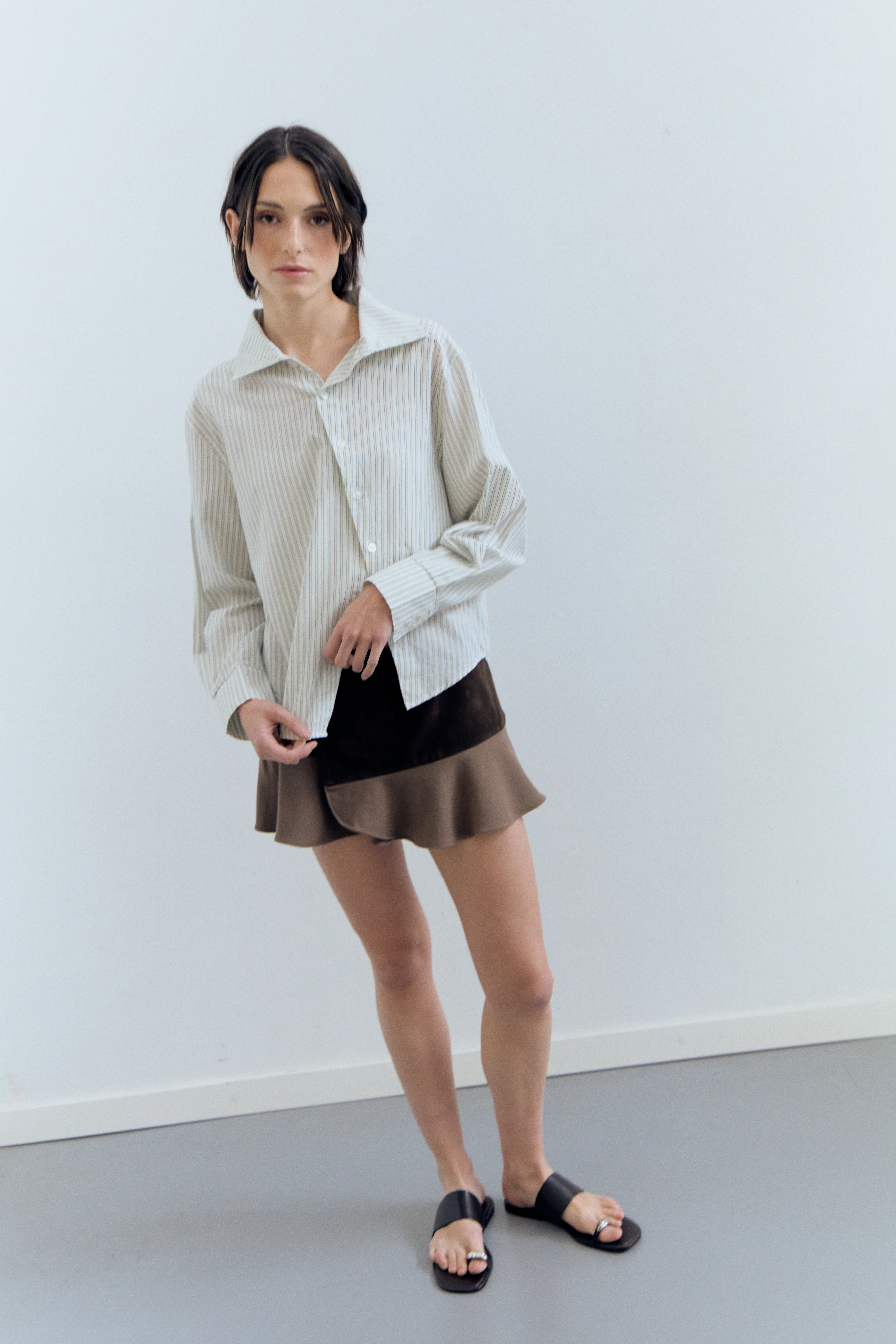 Falda mini cruzada con volantes - Liano - Image 4