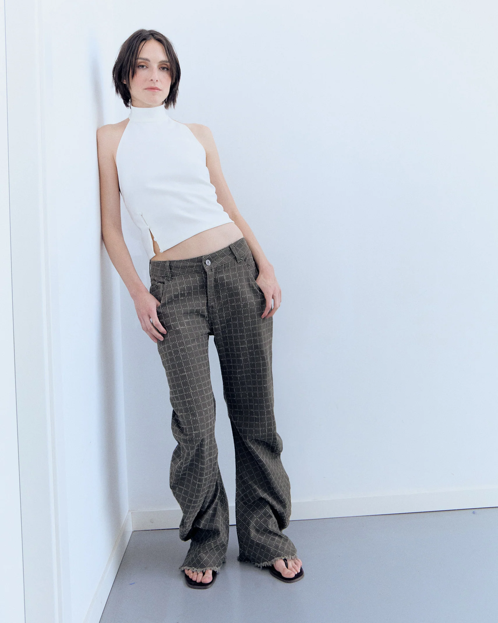 Jeans de pernera curva y acabados deshilachados - Jones - Image 3