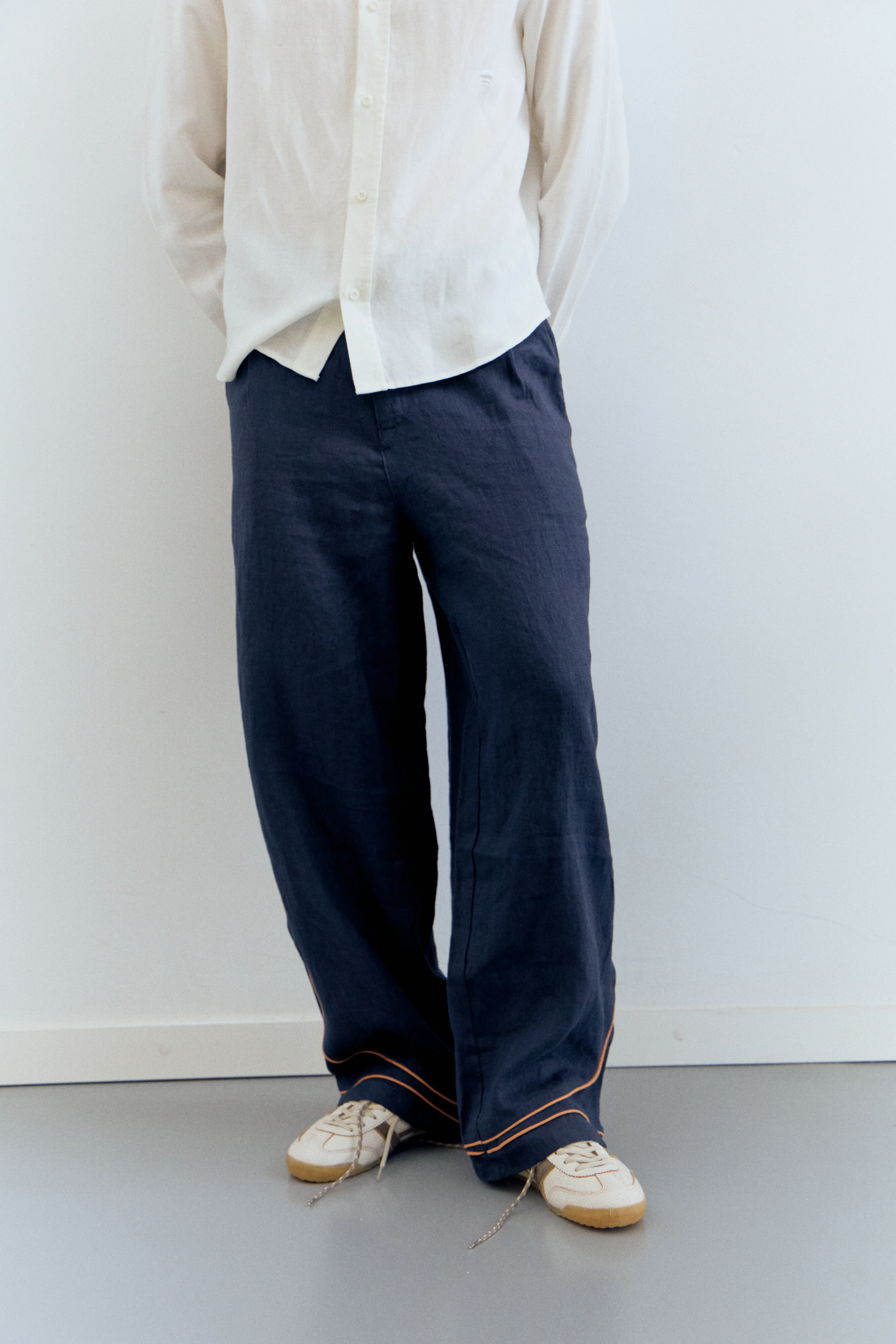 Pantalón fluido azul detalle contraste bajo - Oven