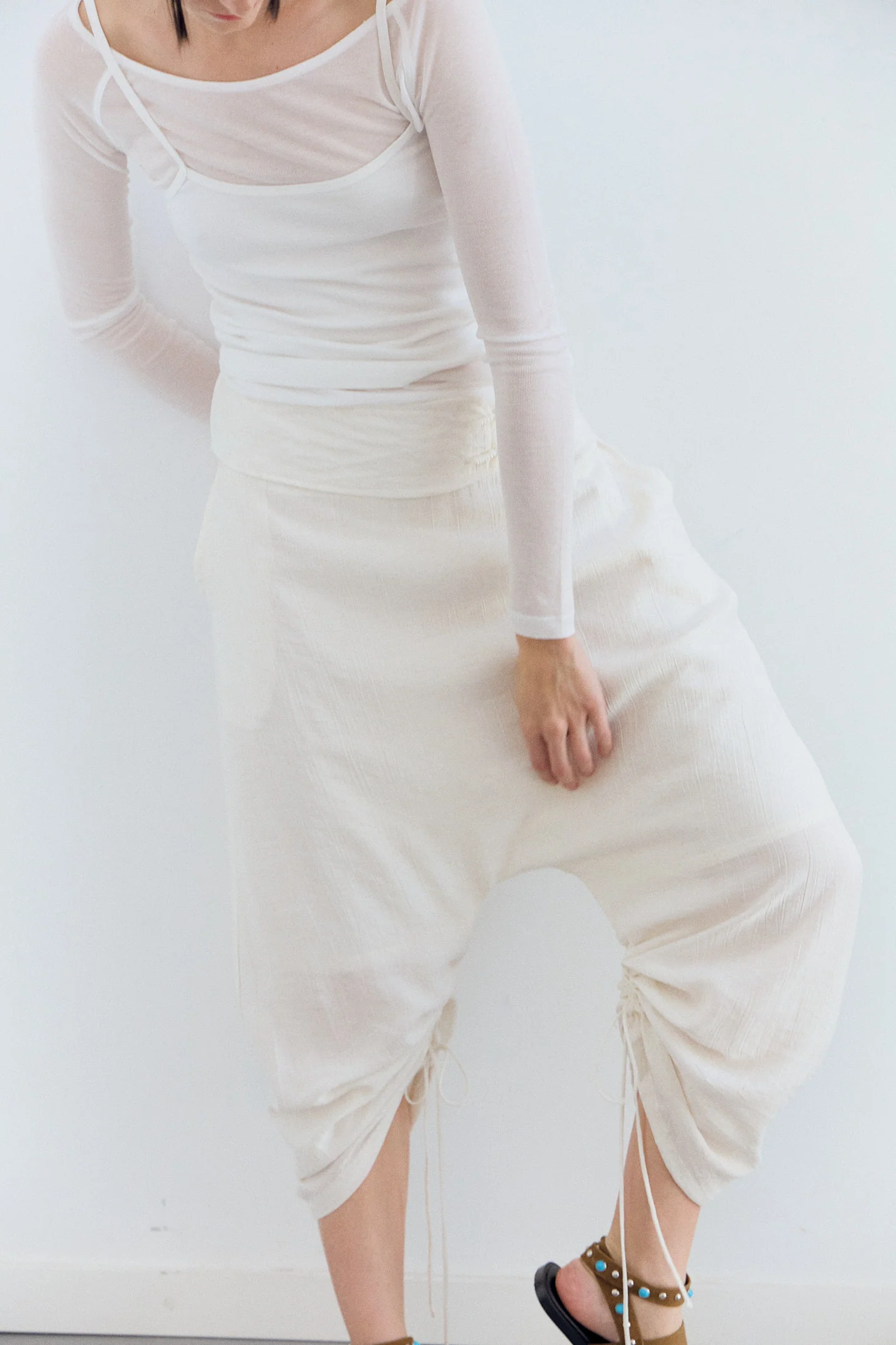 Pantalones low crotch con pernera ajustable - Sila - Image 3