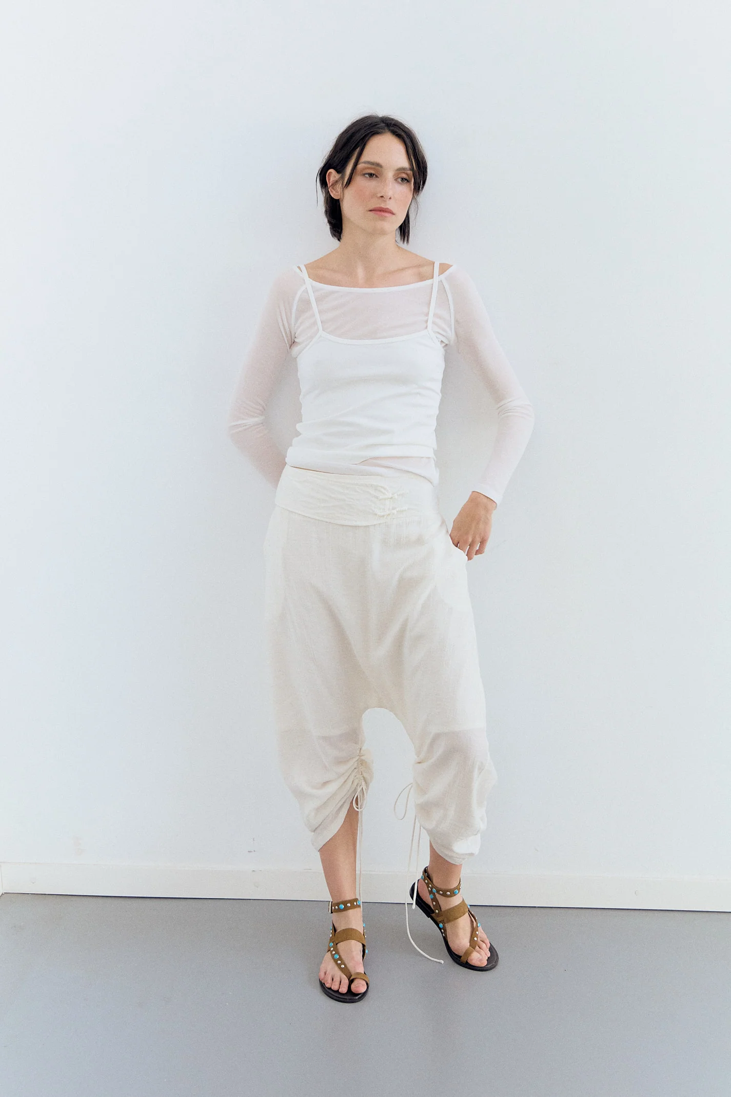 Pantalones low crotch con pernera ajustable - Sila - Image 4