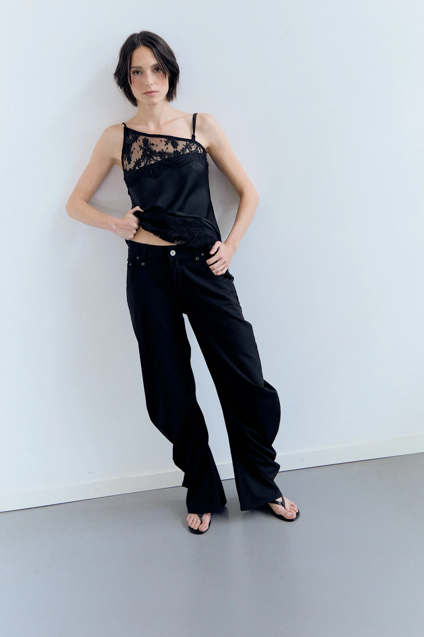 Pantalón pernera curva negro - Jones - Image 2