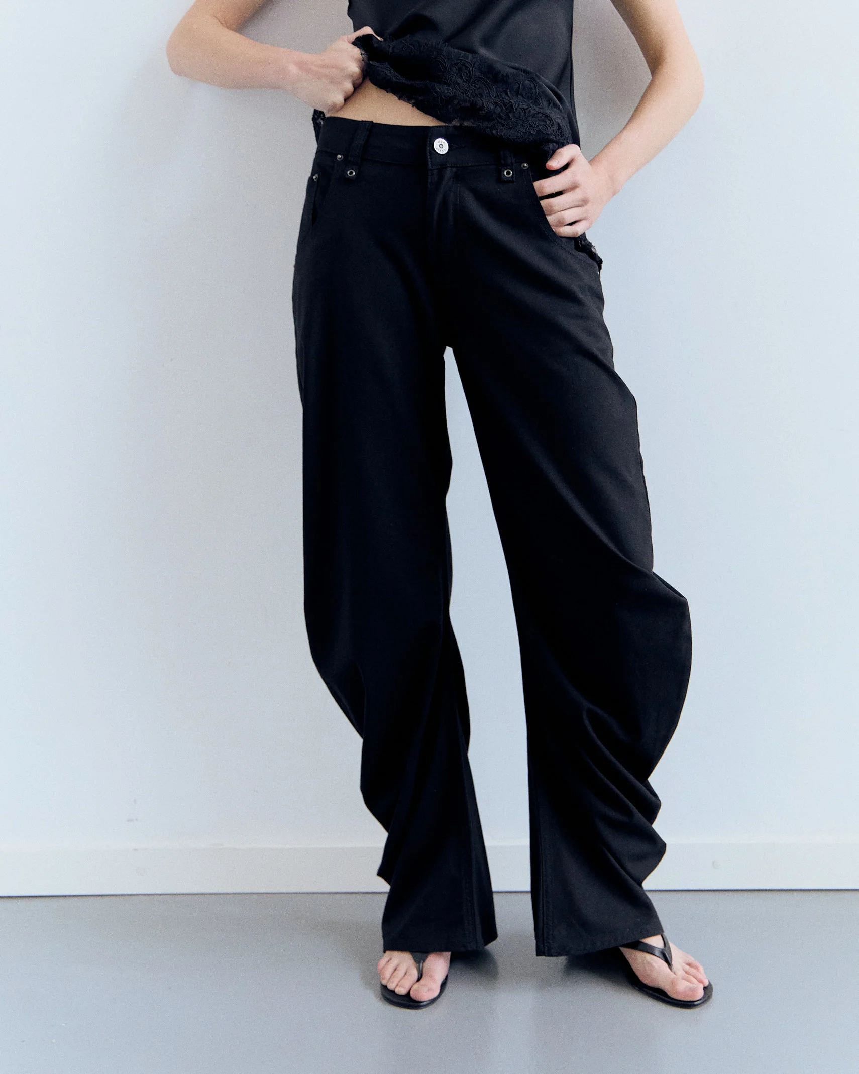 Pantalón pernera curva negro - Jones - Image 3