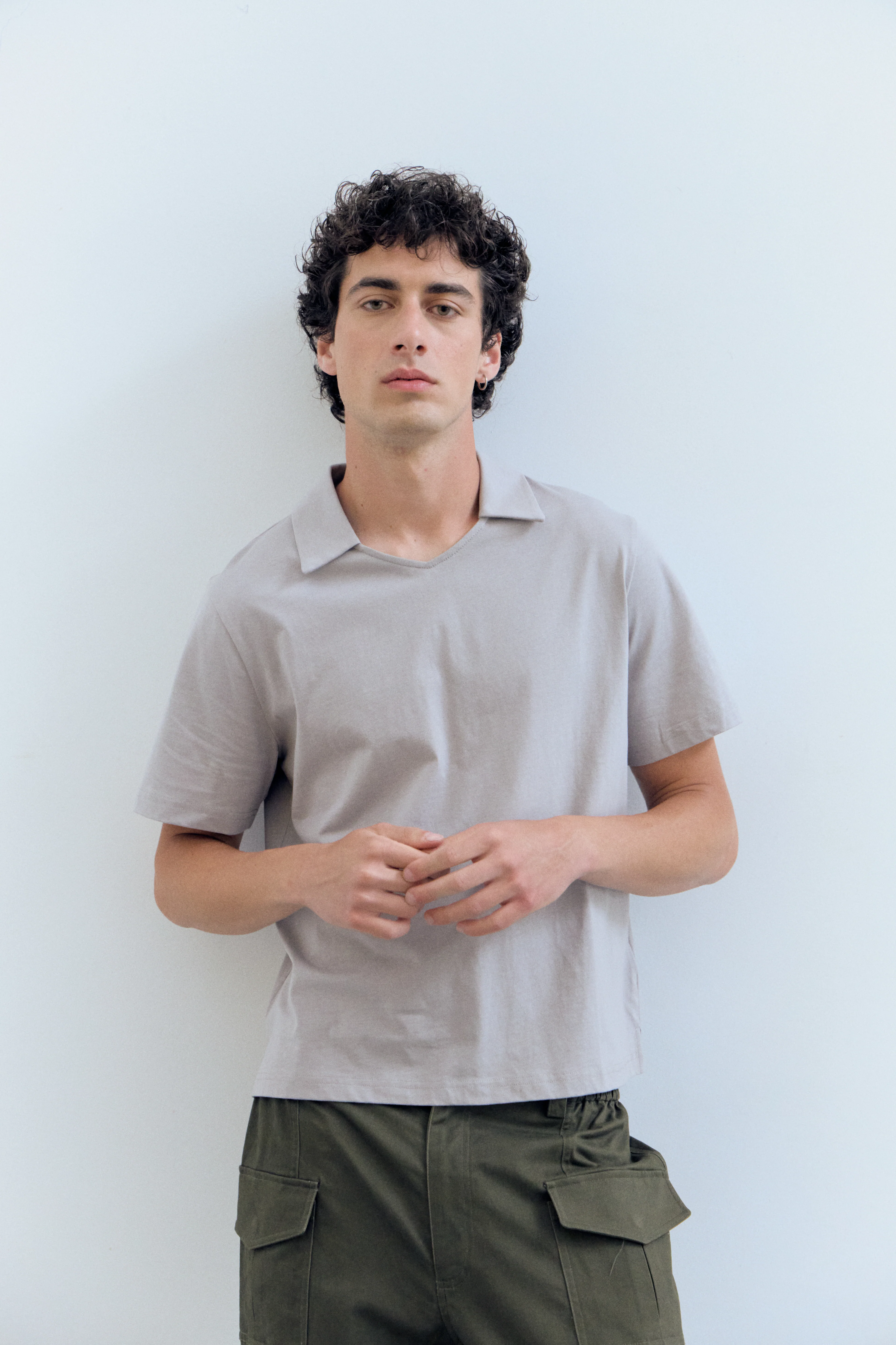 Polo gris claro de manga corta detalle cuello - Inpol