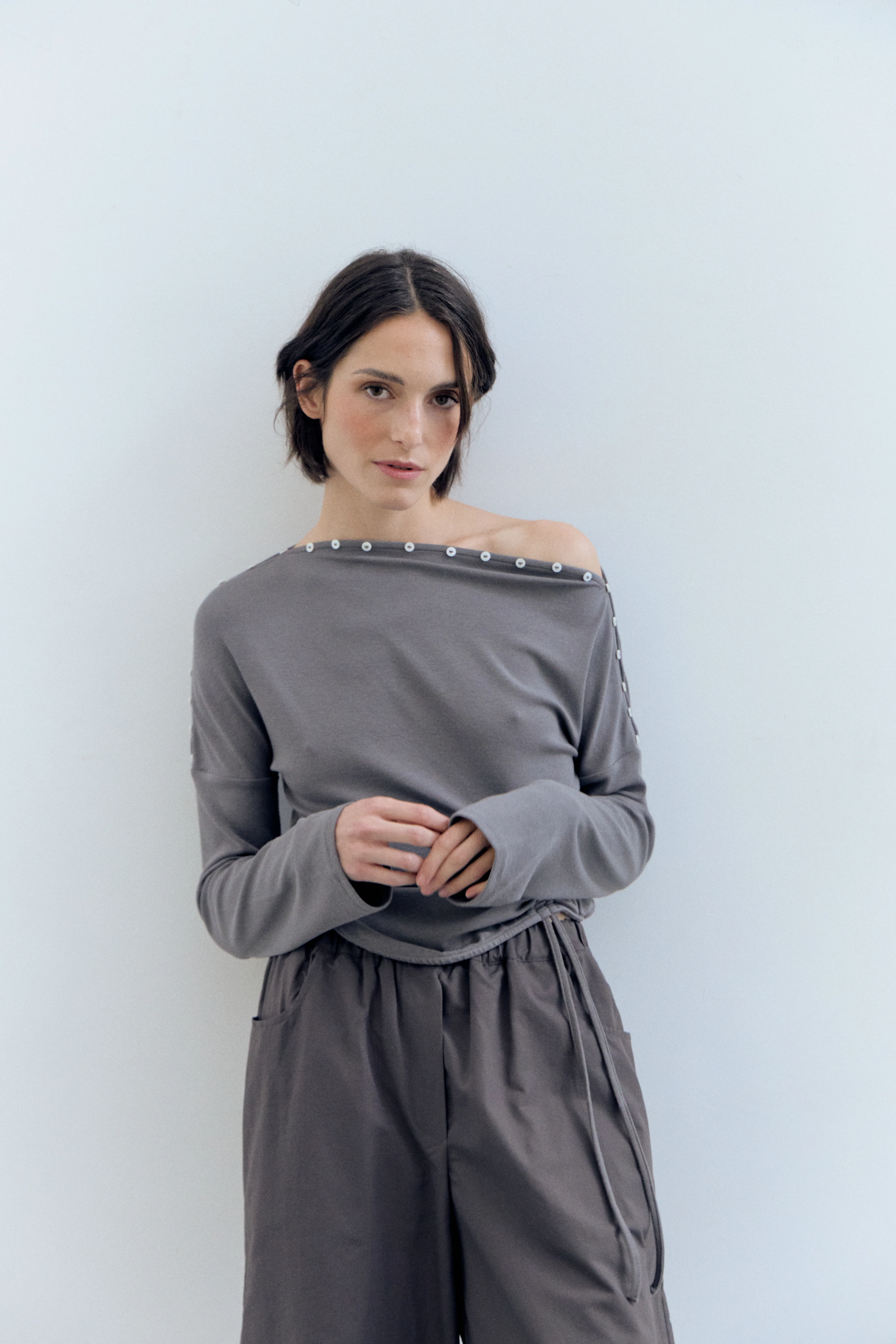Top gris de manga larga con frunce lateral - Xiquet