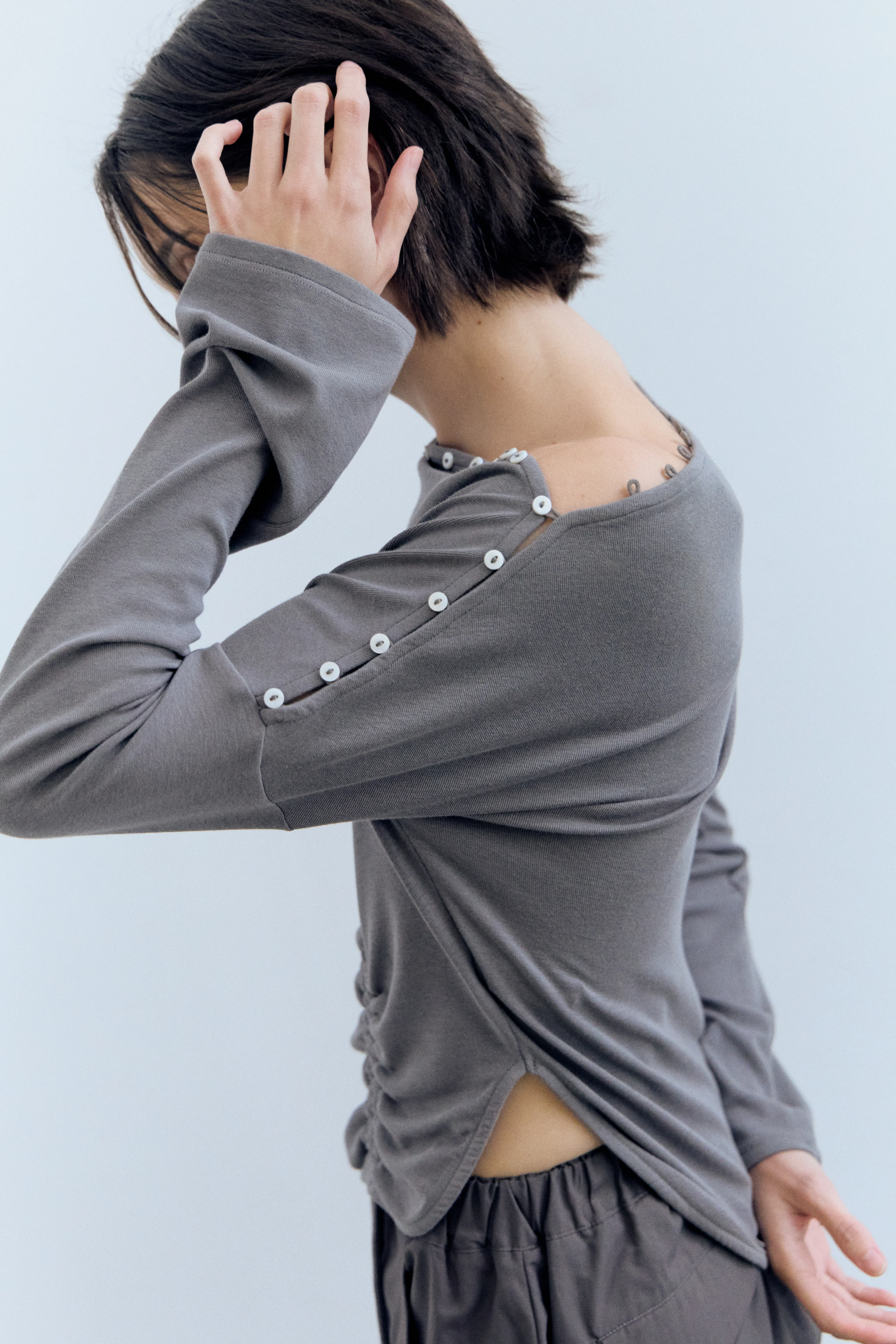 Top gris de manga larga con frunce lateral - Xiquet - Image 3