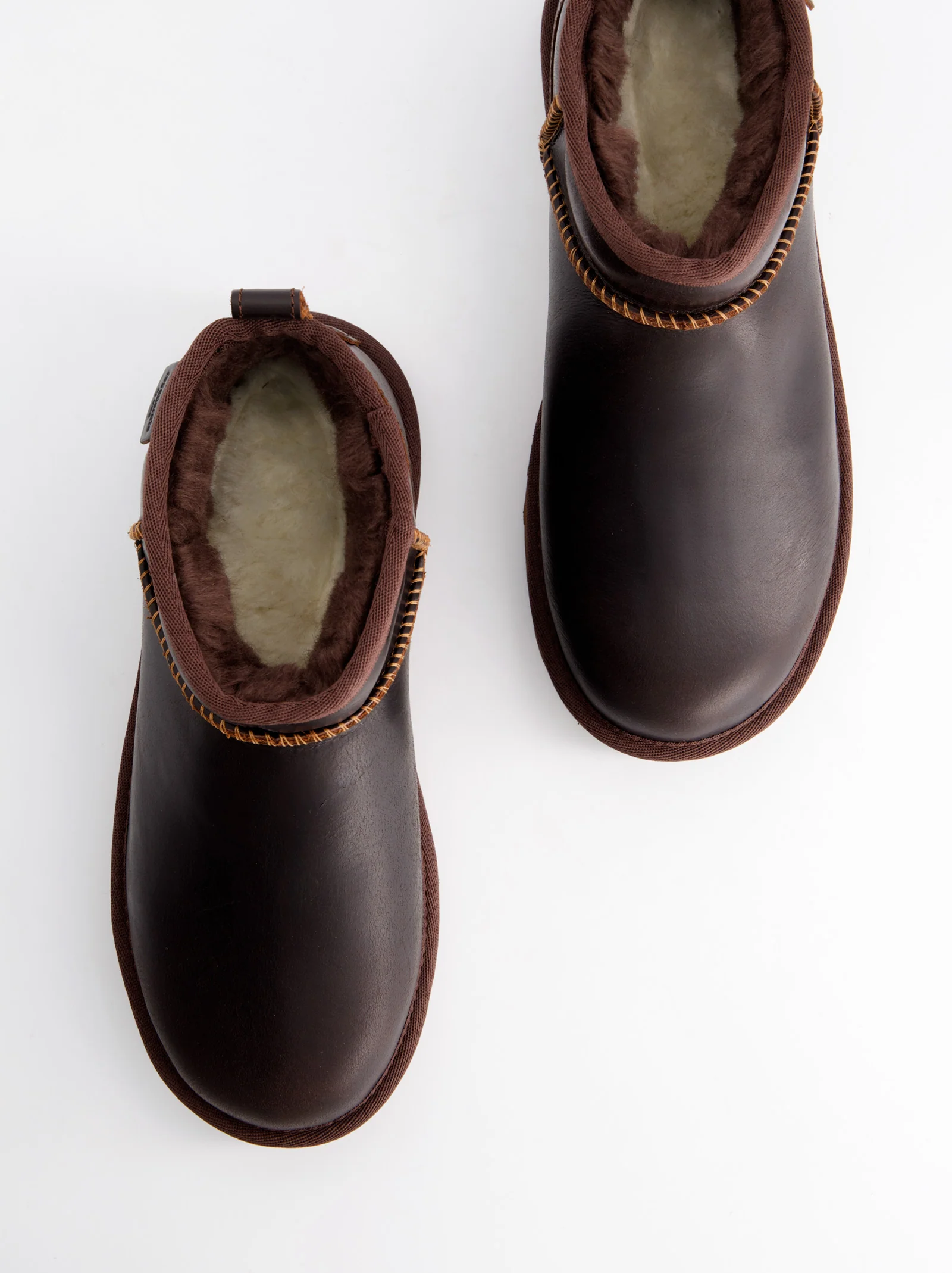 UGG Classic Ultra Mini Leather Regenerate - Botines de piel con forro interior - Image 4