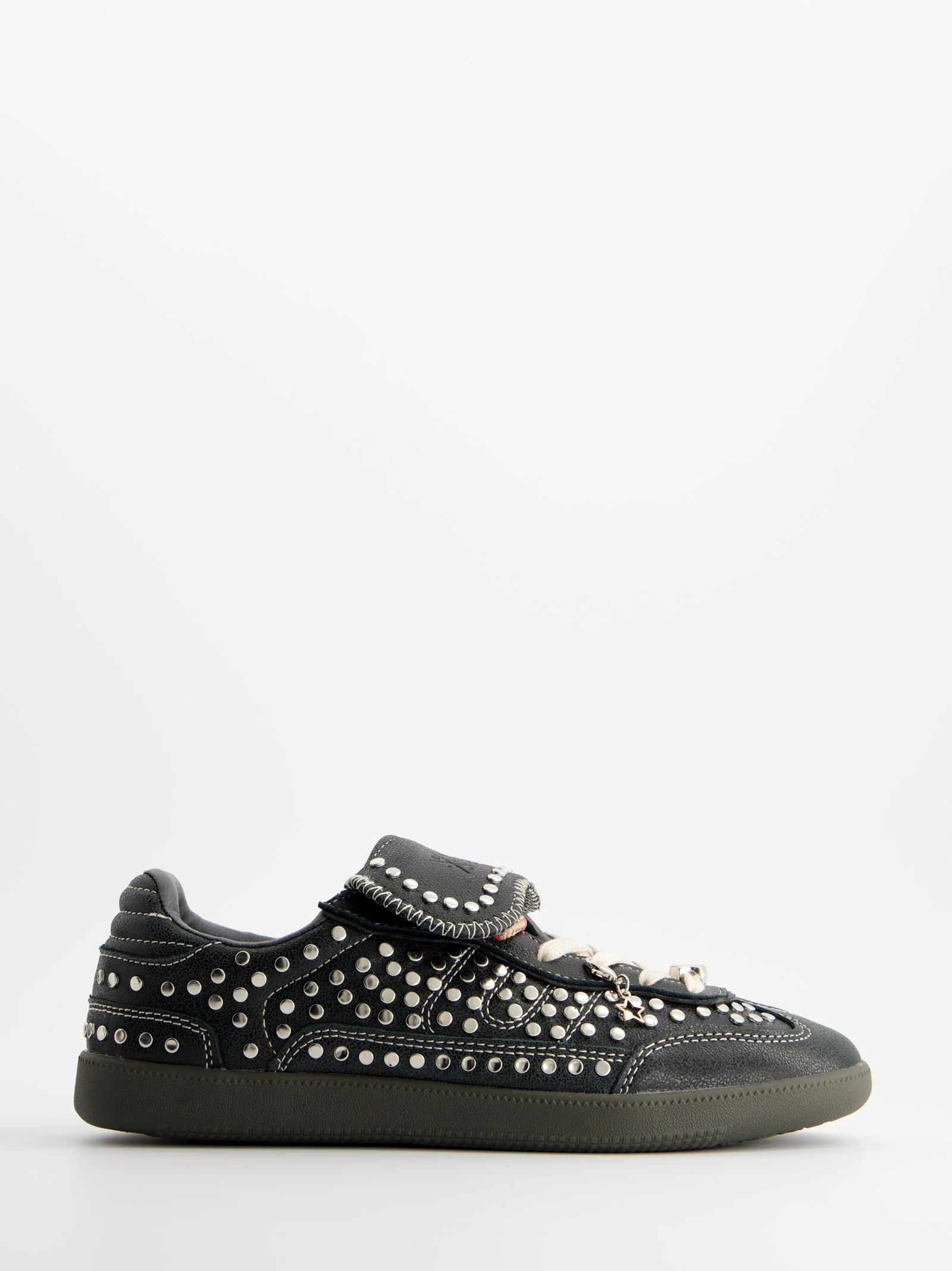 Zapatillas negras con tachuelas - ULK Chile