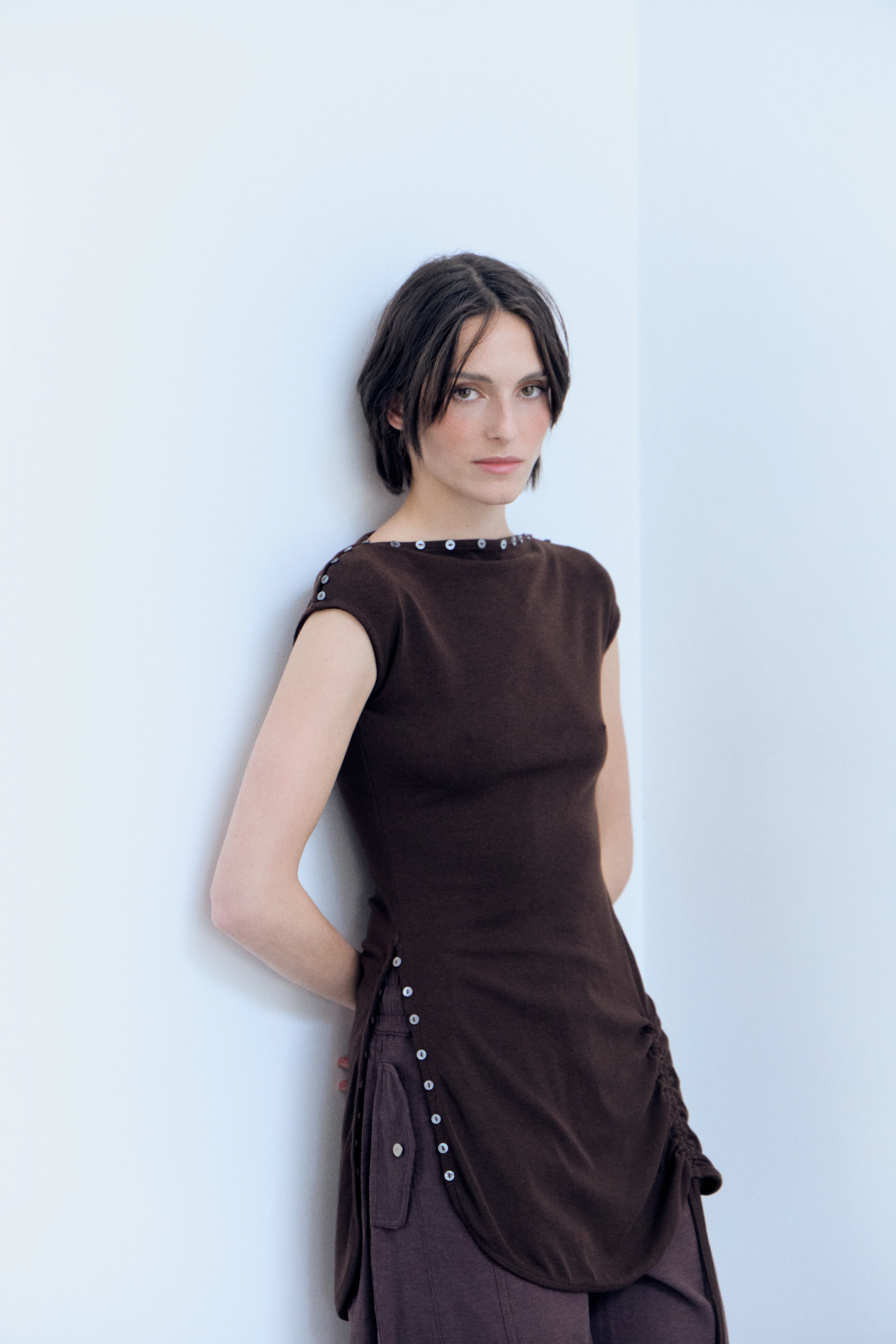 Vestido corto marrón con frunce lateral - Xiqueta - Image 2