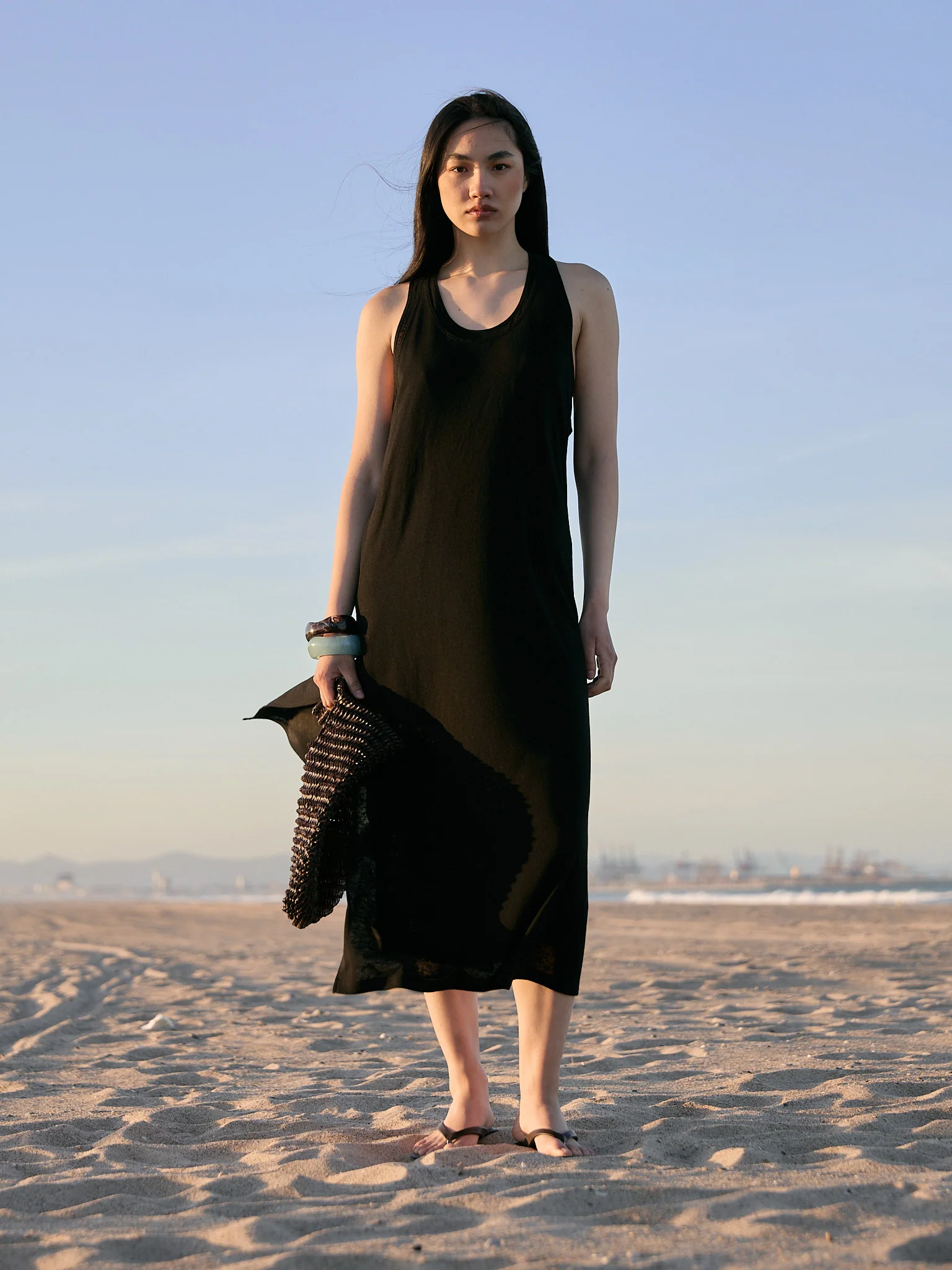 Vestido negro fluido aperturas bajo - Gib