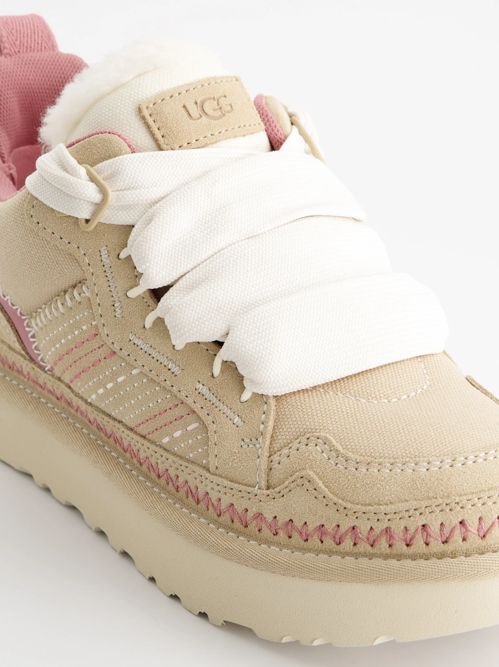 Zapatillas abotinadas de ante con bordado y cordones anchos - UGG Lowmel Meadow - Image 4
