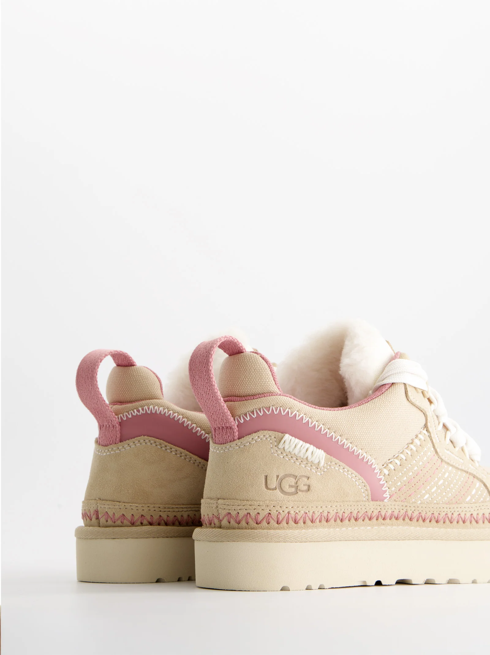 Zapatillas abotinadas de ante con bordado y cordones anchos - UGG Lowmel Meadow - Image 5