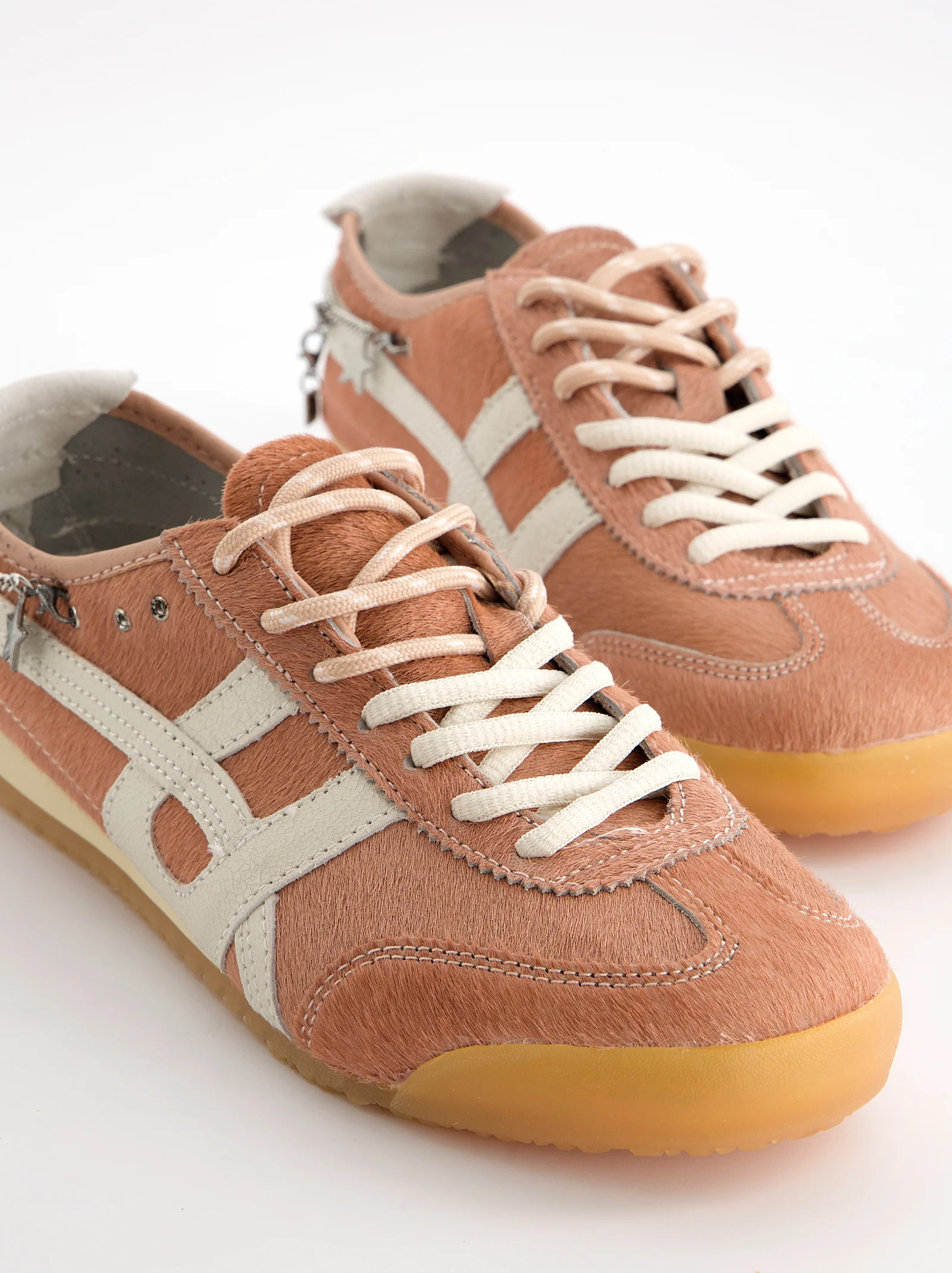 Zapatillas de pelo vintage con charms - Onix - Image 5