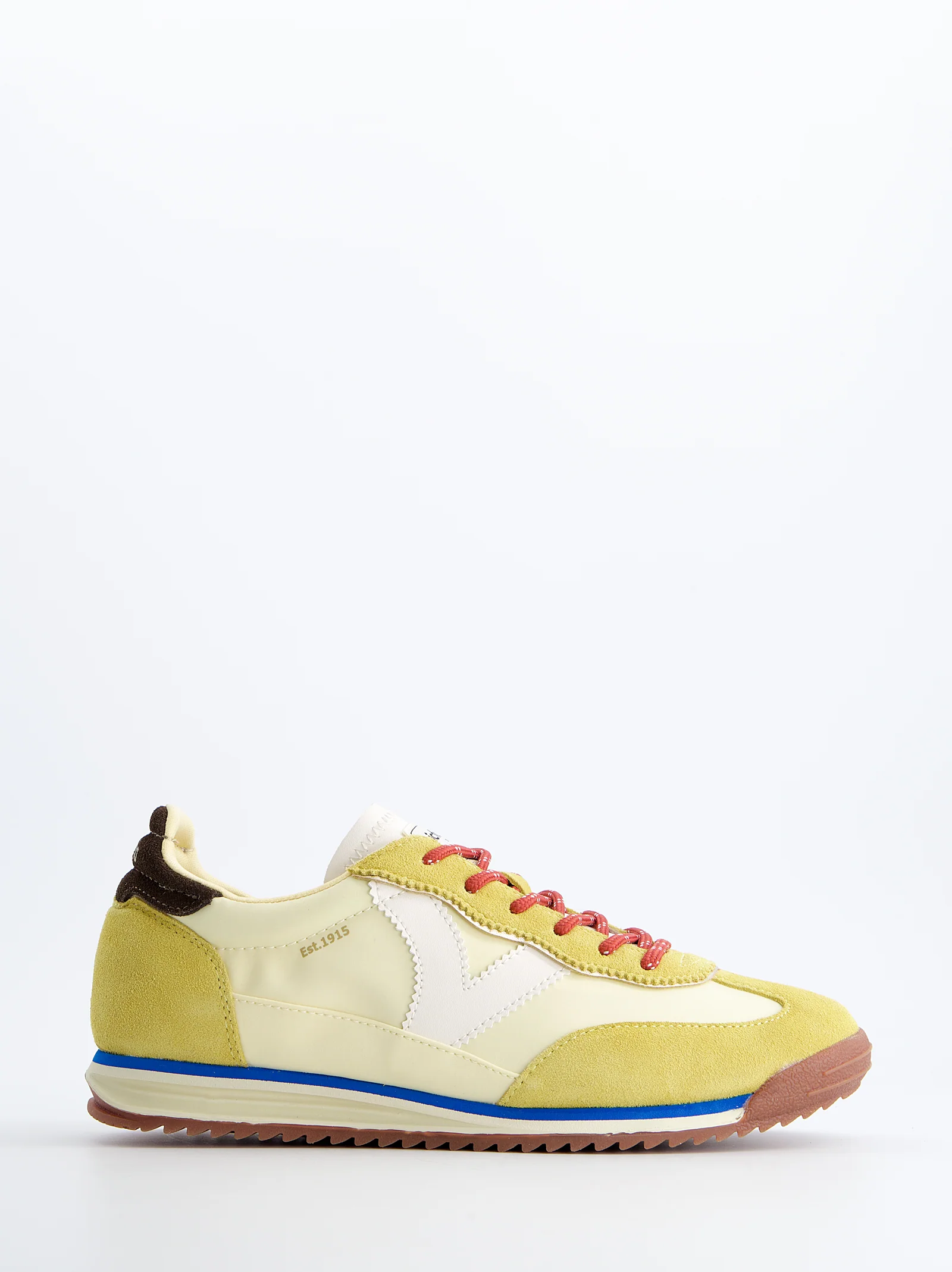 Zapatillas deportivas retro detalles ante Victoria Saturno