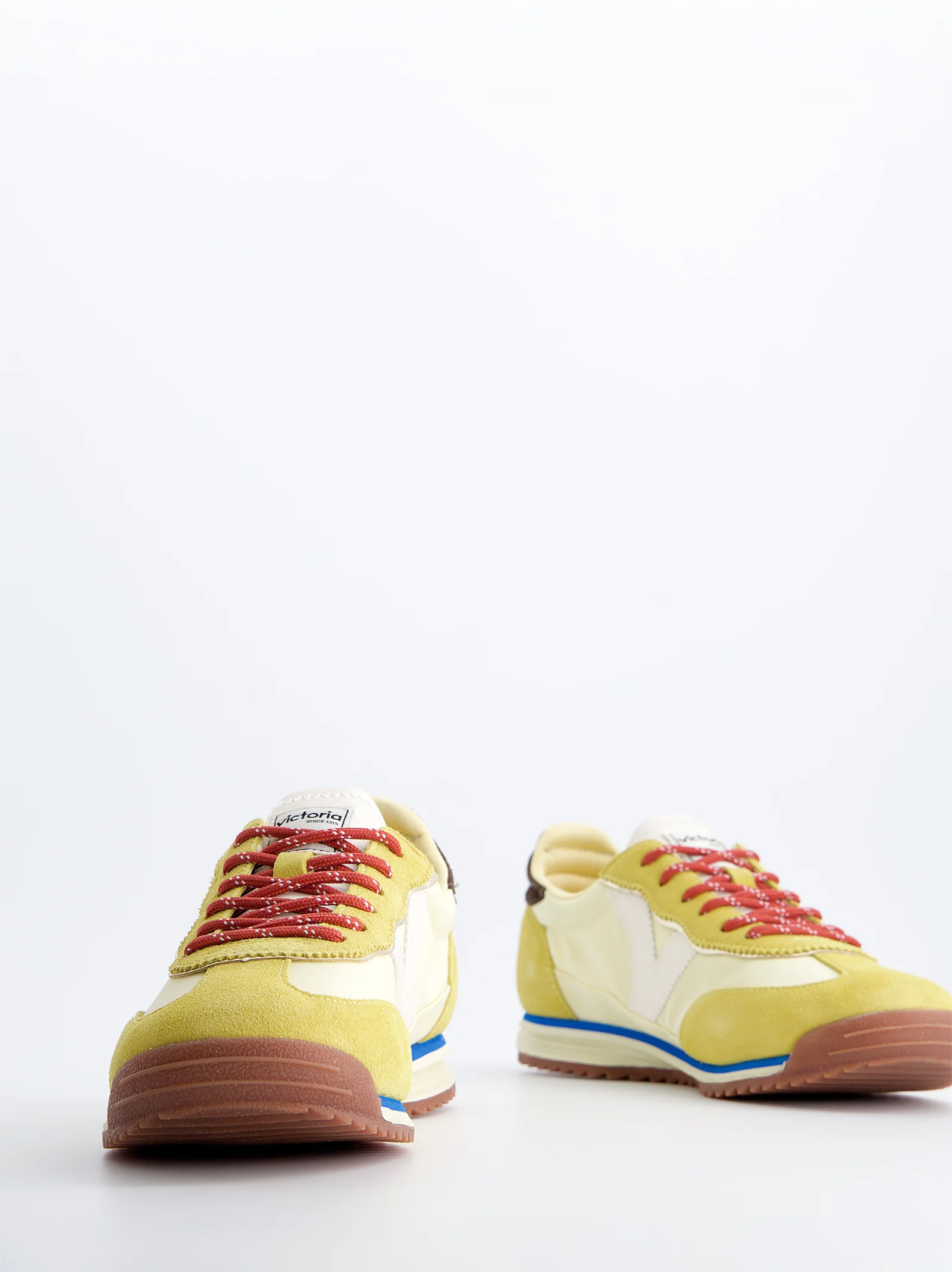Zapatillas deportivas retro detalles ante Victoria Saturno - Image 2