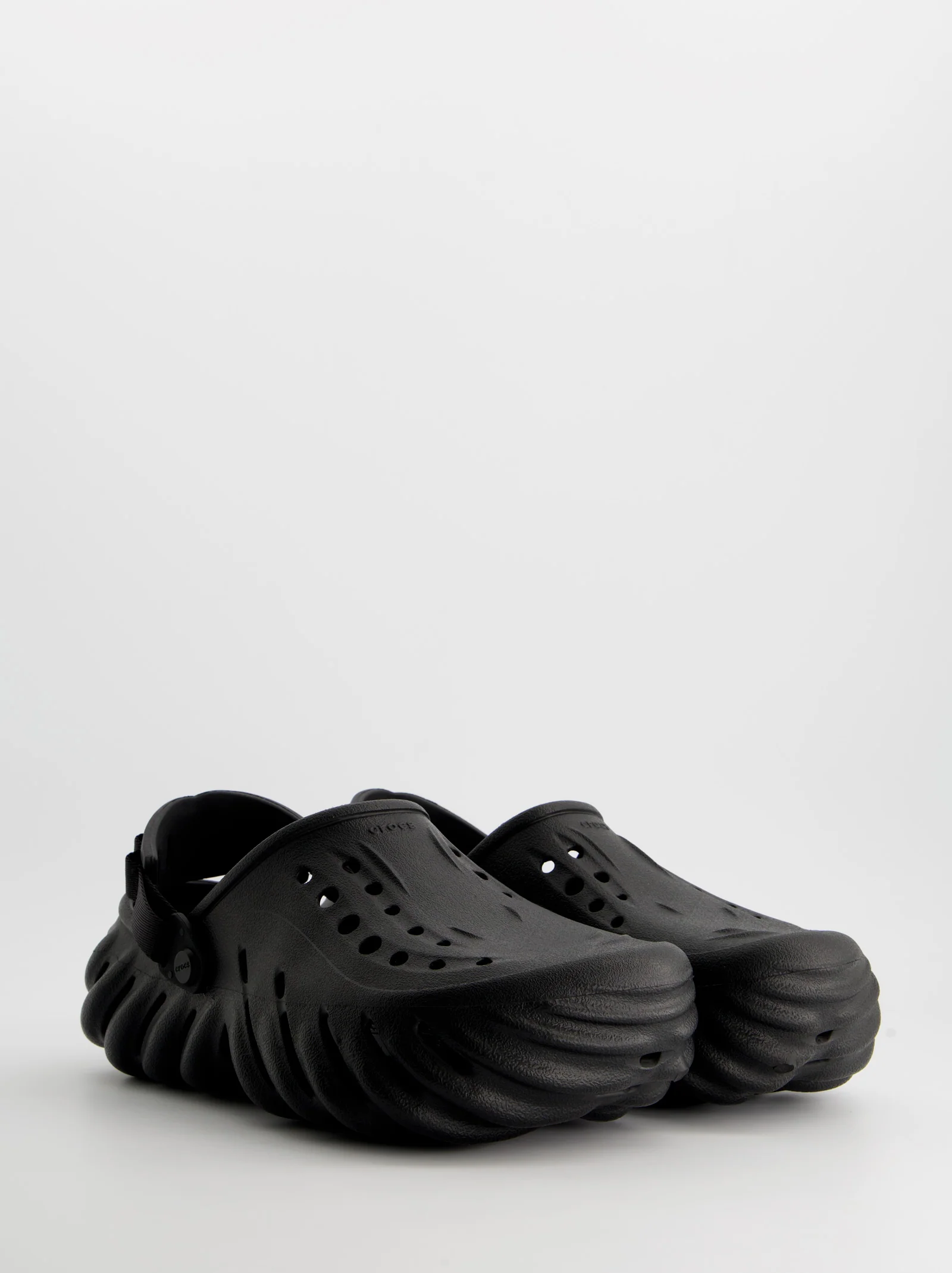 Zuecos de goma transpirables con correas de talón - Crocs Echo - Image 3
